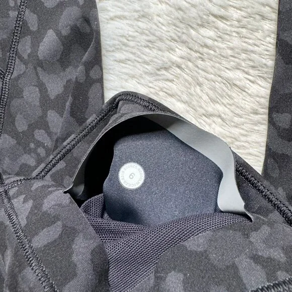 Lululemon In Movement Tight 25" *Everlux Formation Camo Deep Coal Multi Size 6 - Picture 4 of 6